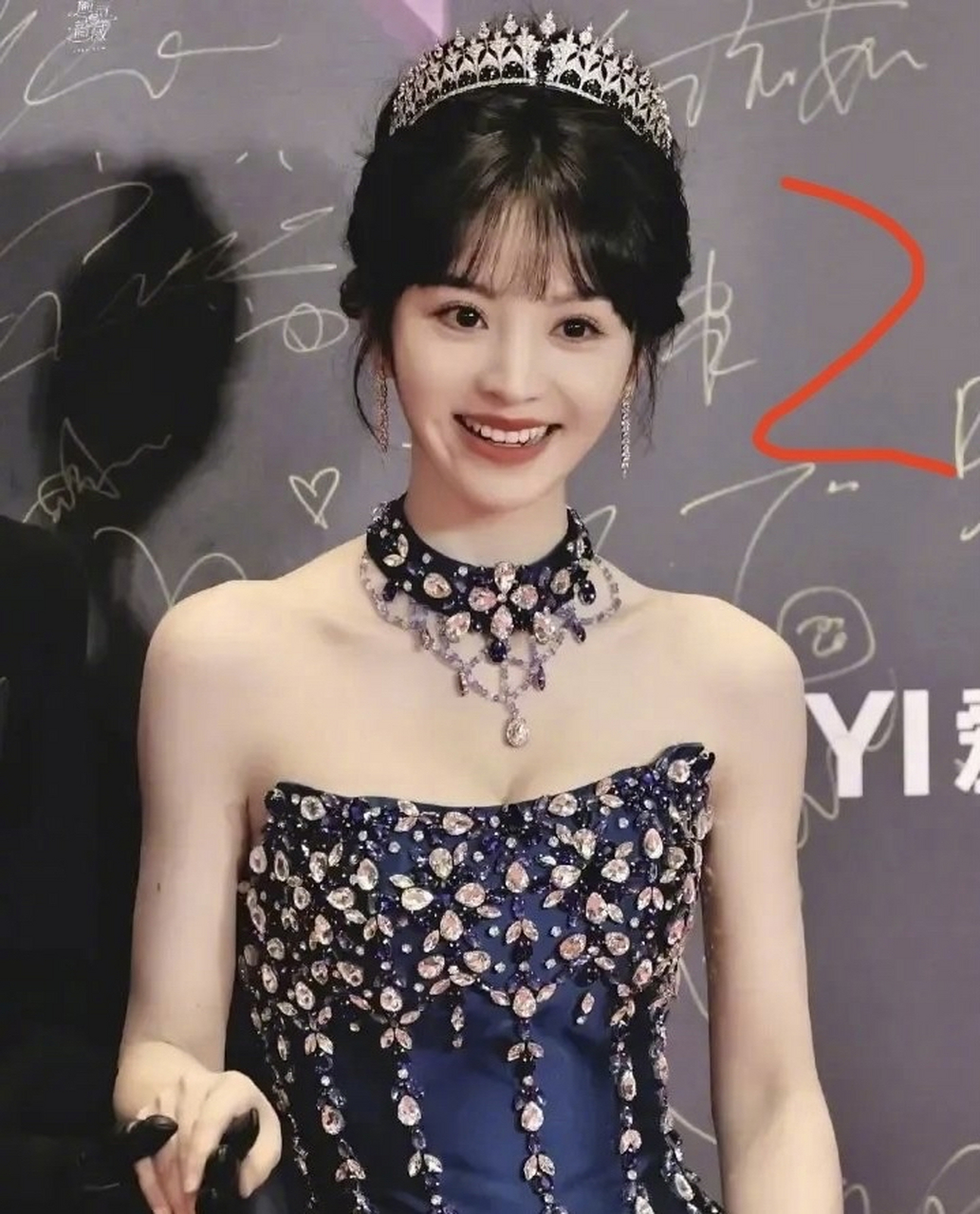 网友热议:三位当红小花周也,田曦薇,章若楠的颜值怎么排名?