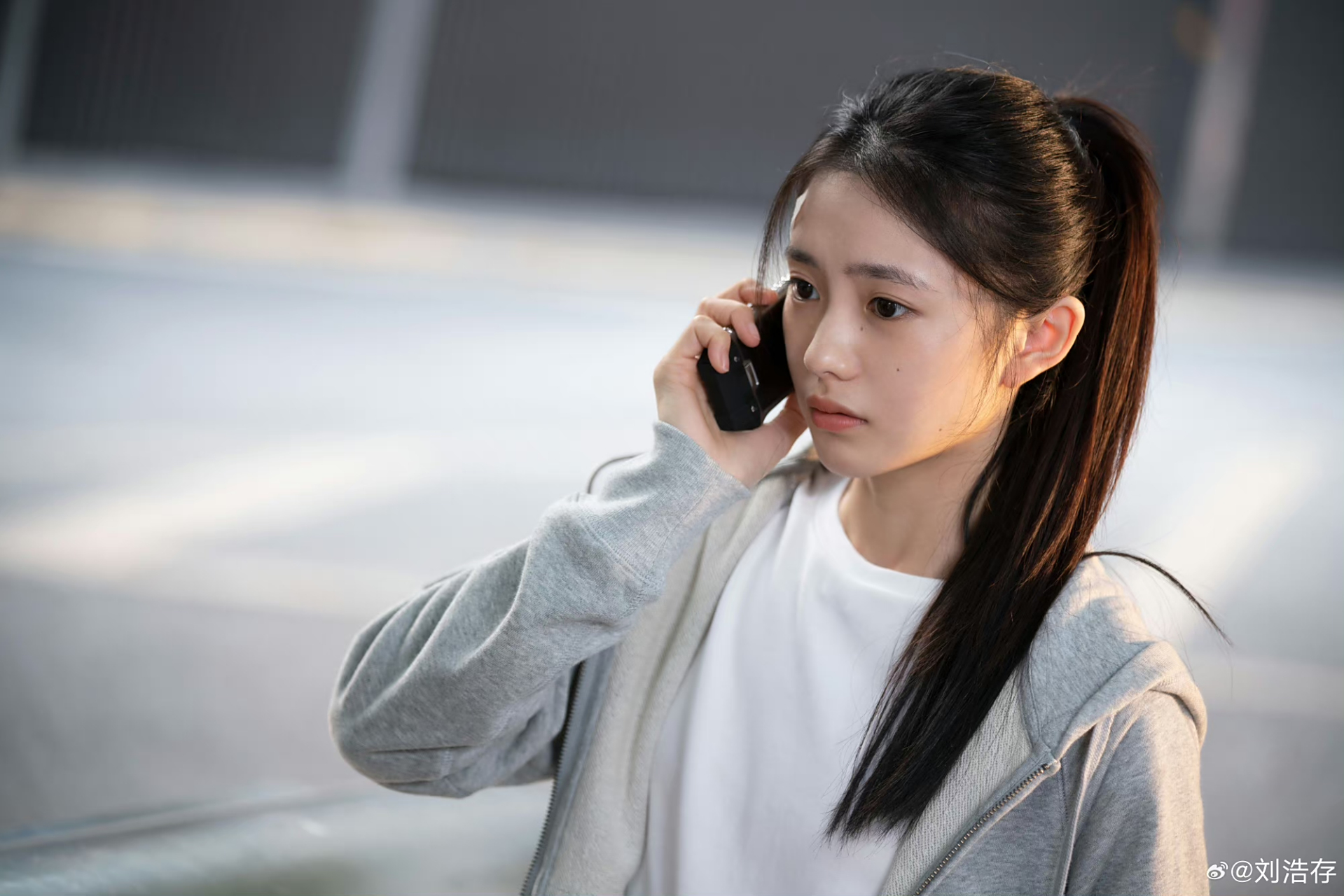 网友热议:刘浩存凭借在《脱轨》中和林一的演技吸粉无数,路人缘也变好