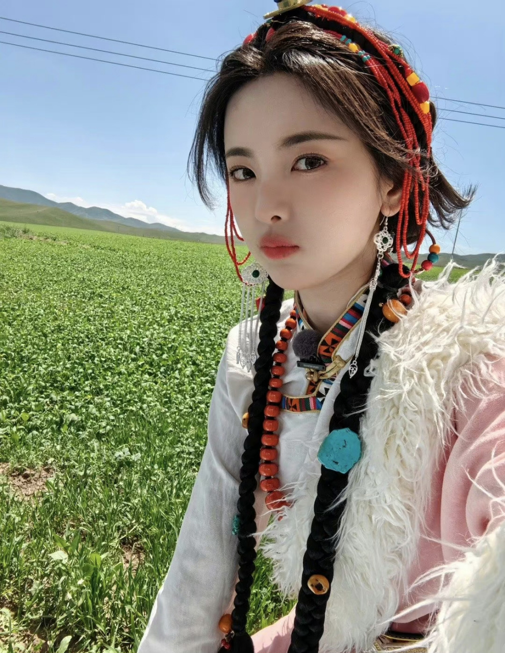 杨超越的藏族服饰营业大片,美女的颜值造型好看吗?
