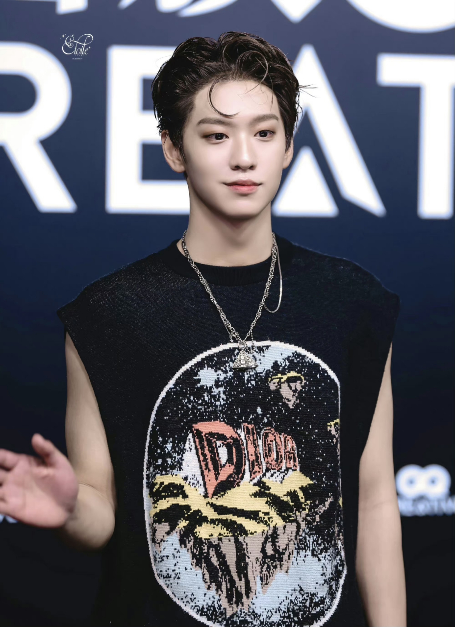 余景天,周柯宇gq派对饭拍图,谁更帅气一些?