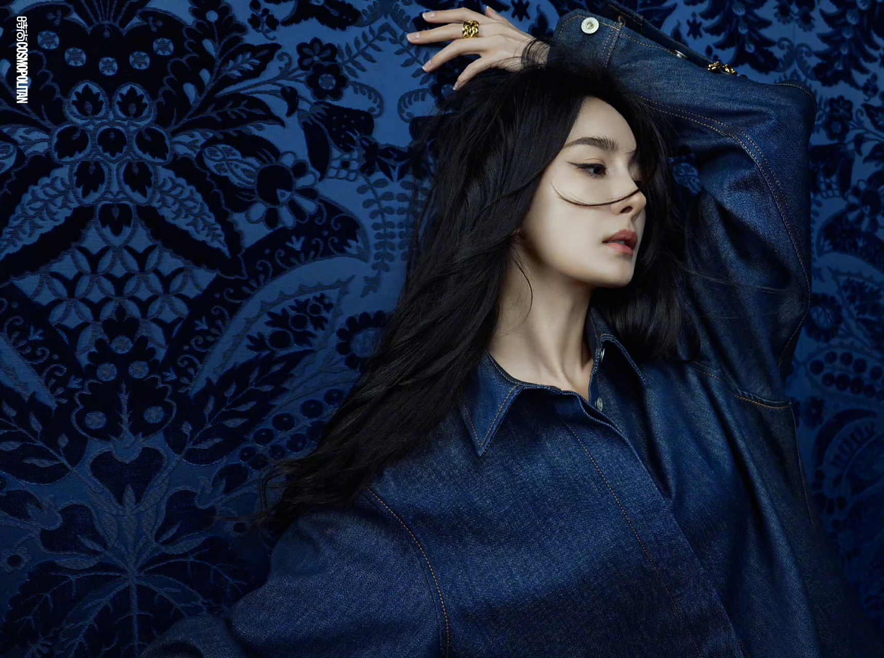 杨幂时尚cosmo12月刊封面大片,冬日古堡缪斯,又美又飒,你觉得杨幂的