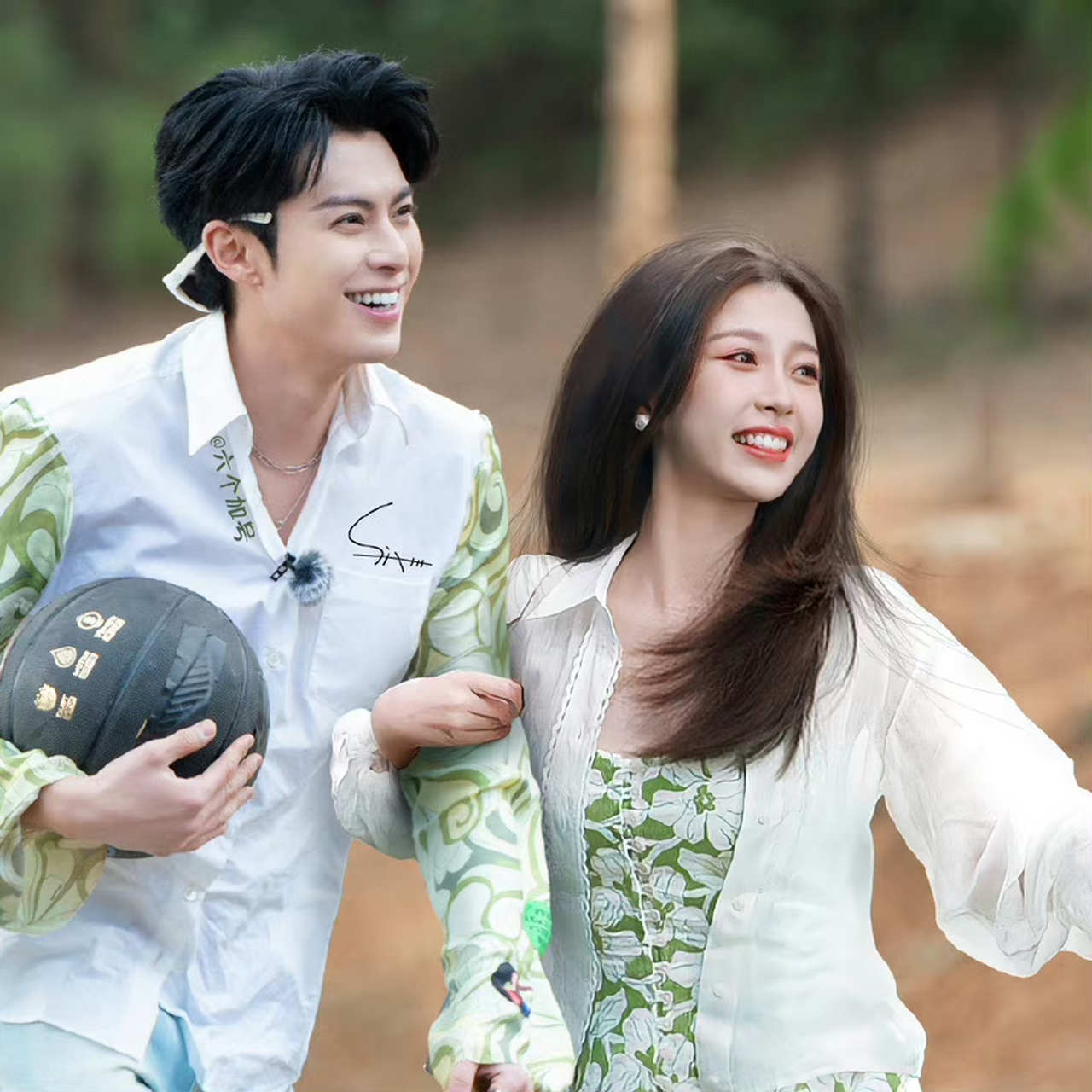 虞书欣直播时的手势被质疑是王鹤棣(whd),现在棣欣引力cp粉都嗑疯了,