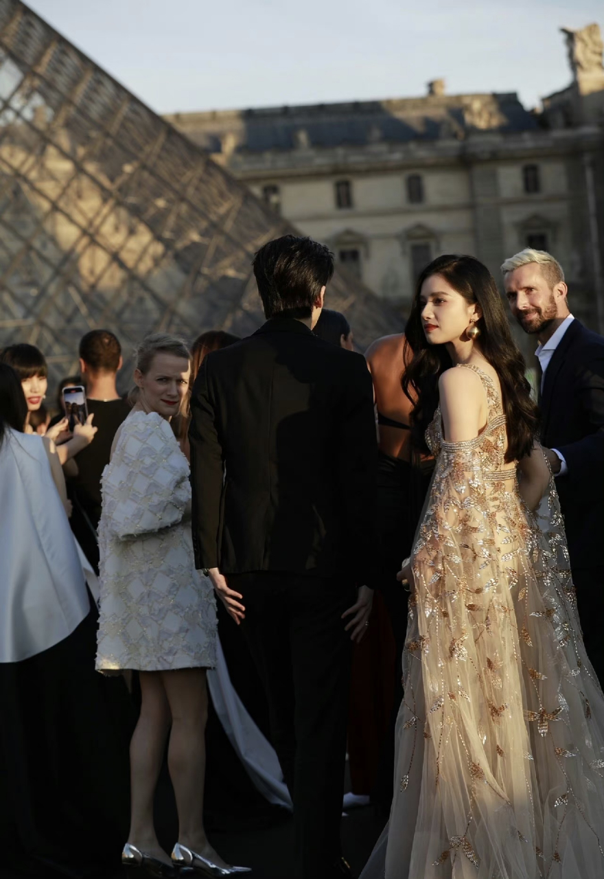 张婧仪,张凌赫的巴黎同框背影回眸图,美女帅哥的状态如何?