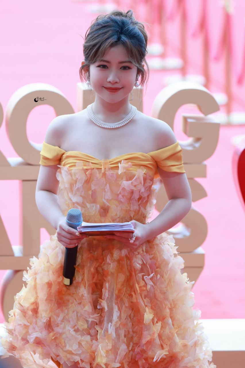 前火箭少女101成员赖美云,首次主持文荣奖颁奖盛典,这个状态怎么样?