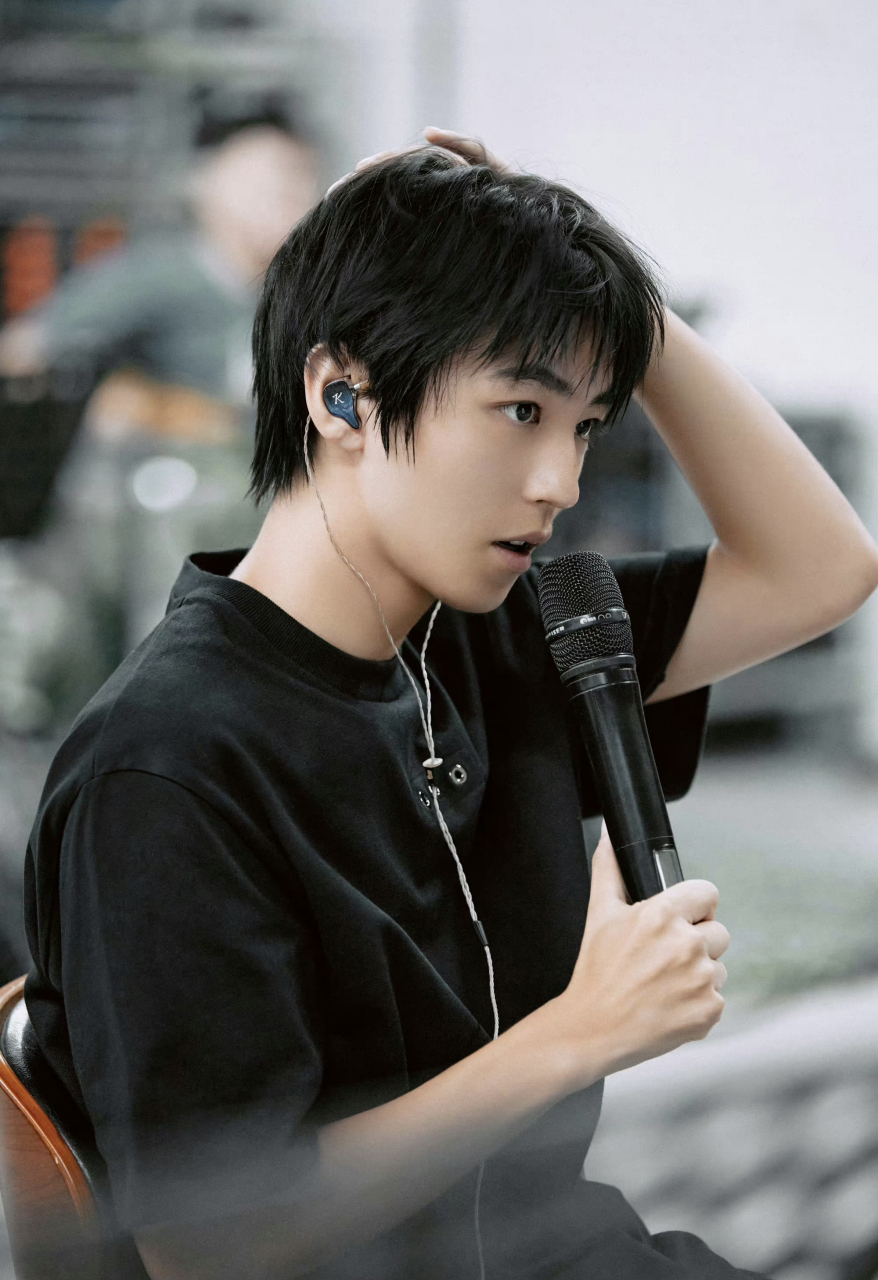 tfboys王俊凯,易烊千玺今日工作室出图,今晚十周年演唱会你期待谁?