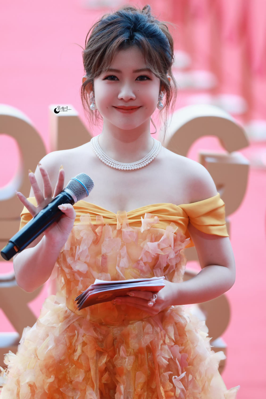 前火箭少女101成员赖美云,首次主持文荣奖颁奖盛典,这个状态怎么样?