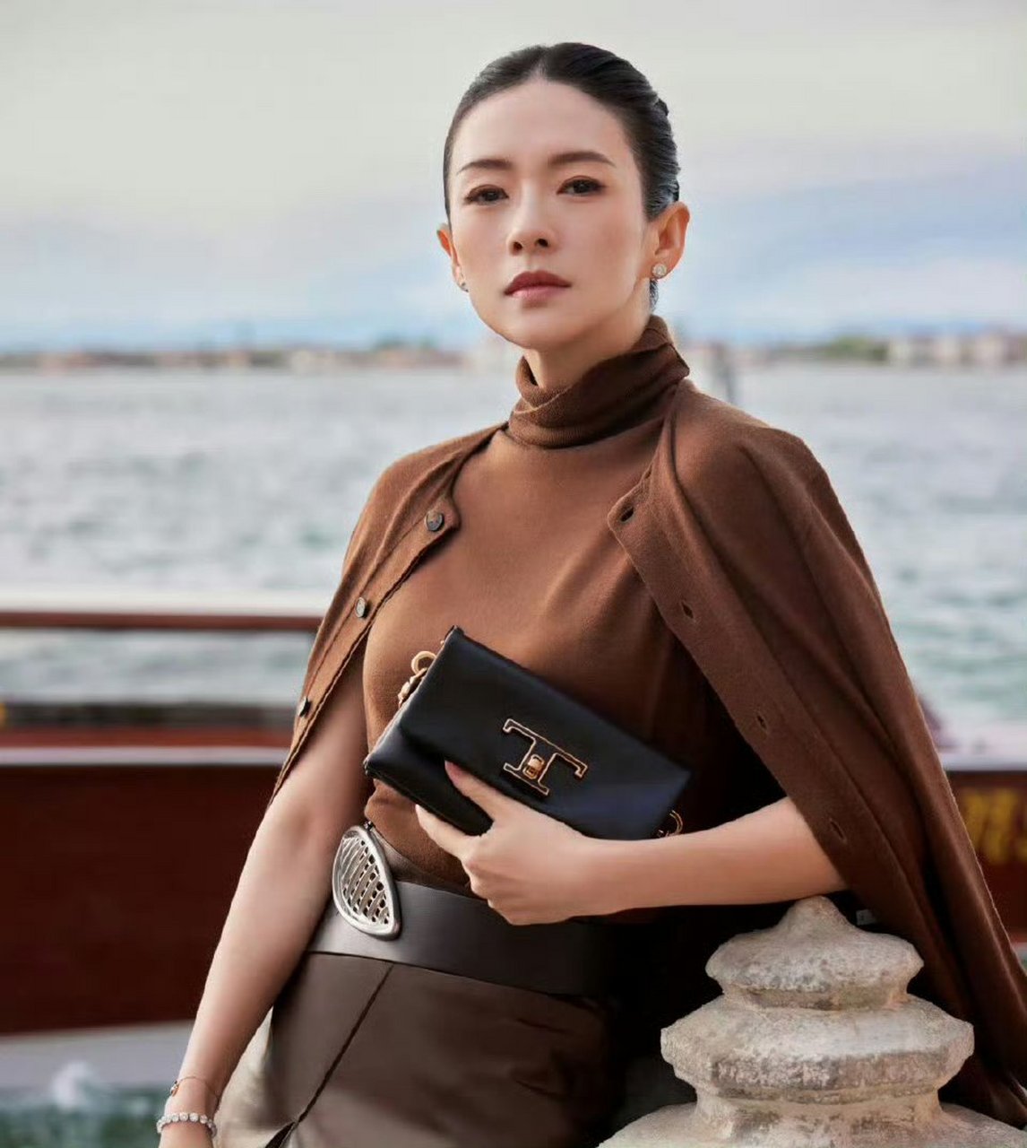 章子怡刚刚接替刘诗诗拿下tods品牌代言人,跟肖战同title,这是不是