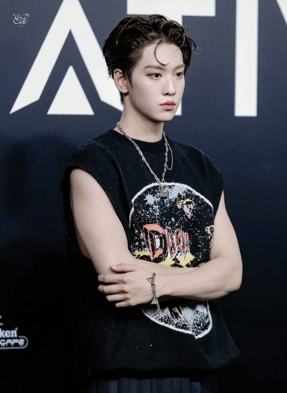 余景天,周柯宇gq派对饭拍图,谁更帅气一些?