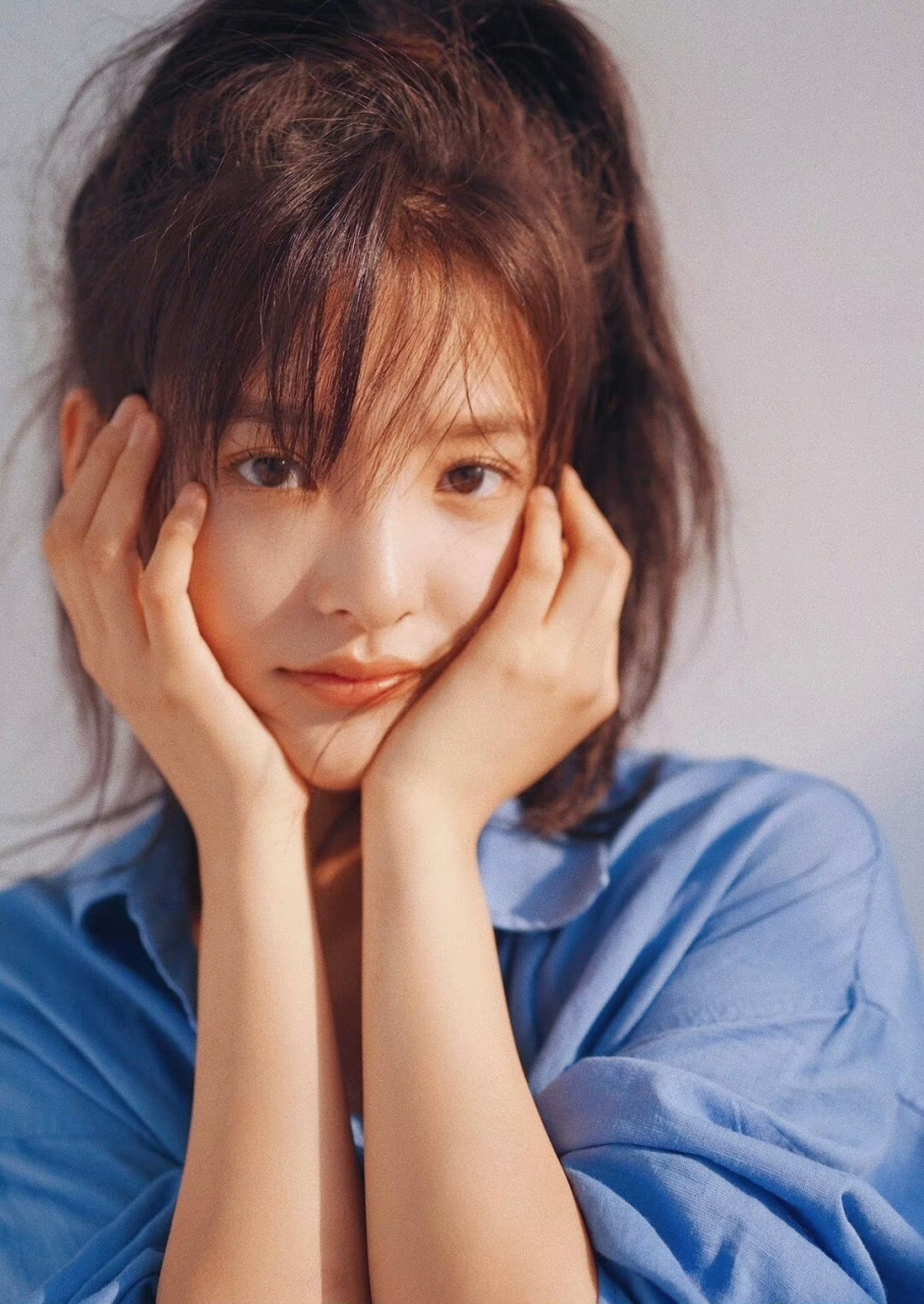 来看看6年前的章若楠,你觉得和现在的颜值差别大吗?