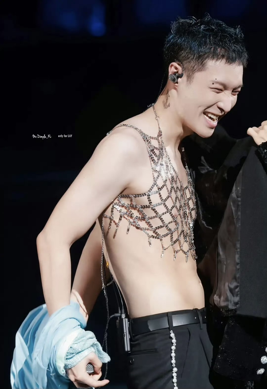 张艺兴今日的演唱会舞台造型,水钻镂空背心,你能get到吗?