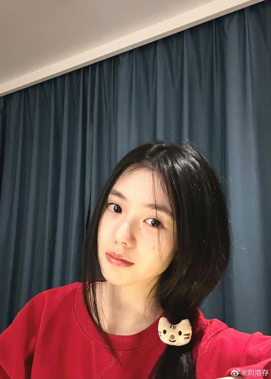 网友热议:如果没有刘浩存妈妈舞蹈班那件事,以刘浩存的资源,颜值,身材