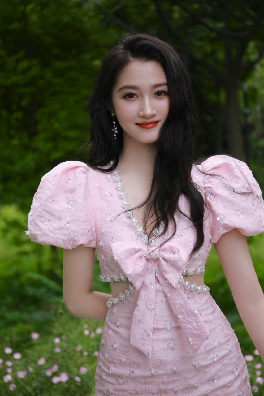 网友提名扑剧最多的内娱小花:关晓彤,李一桐,迪丽热巴,你赞同吗?