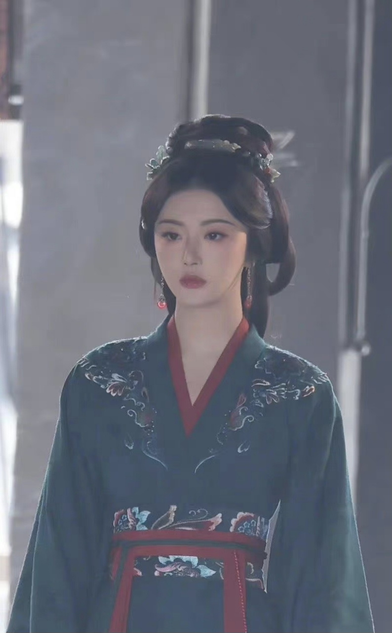 孔雪儿折腰路透饭拍生图,你觉得好看吗?