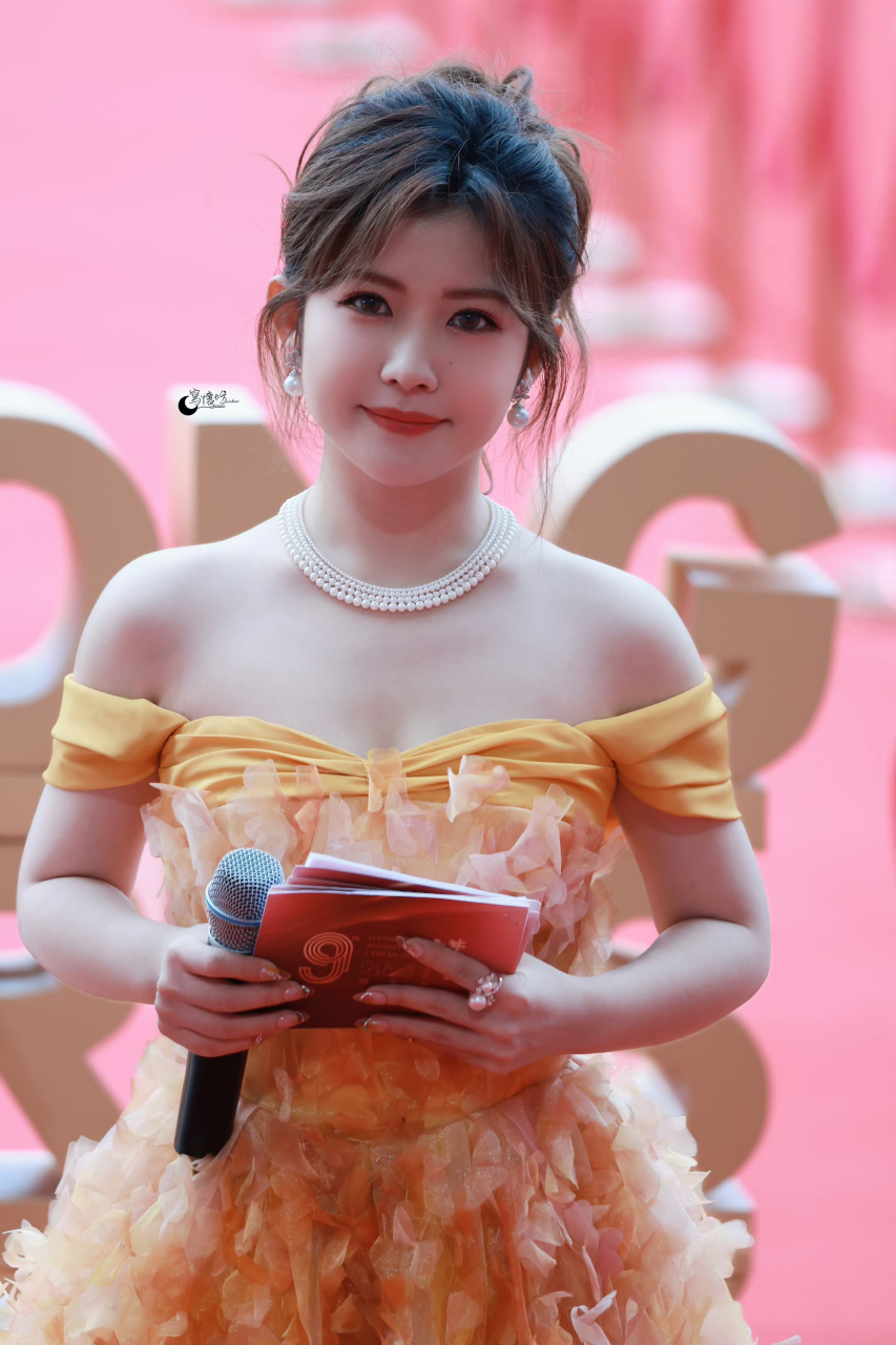 前火箭少女101成员赖美云,首次主持文荣奖颁奖盛典,这个状态怎么样?