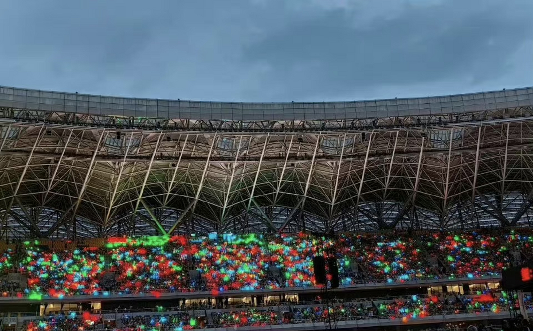 王俊凯蓝海 王源绿海 易烊千玺红海 tfboys团粉橙海,你觉得哪一家的灯