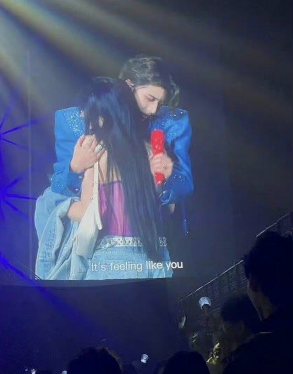 蔡徐坤,王嘉尔演唱会和粉丝互动的现场图,好羡慕可以互动的粉丝啊!