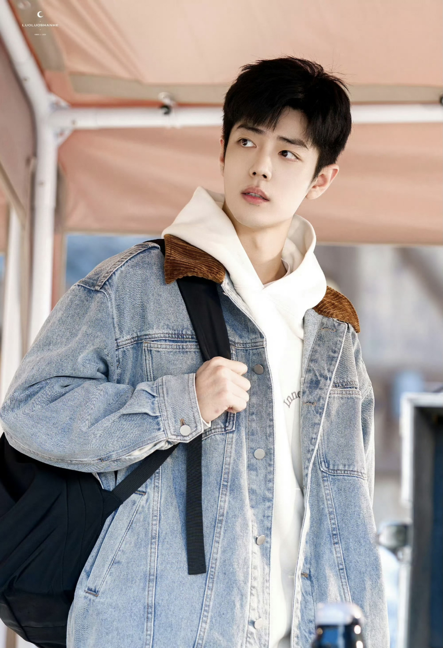 肖战《骄阳伴我》盛阳饭拍路透图,是清爽干净的大帅哥!