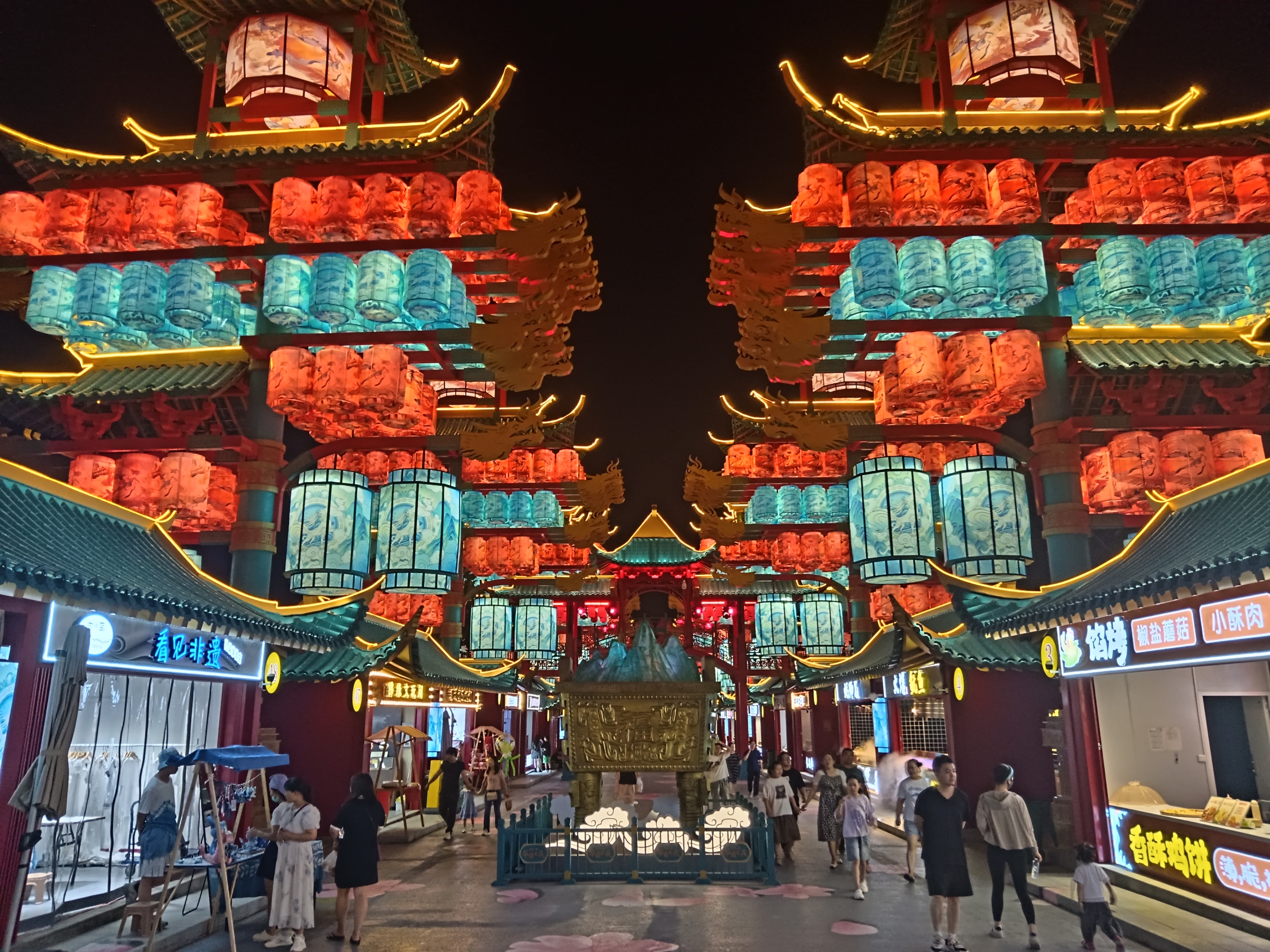 夜游古风街,灯火阑珊处,小酥肉正香.