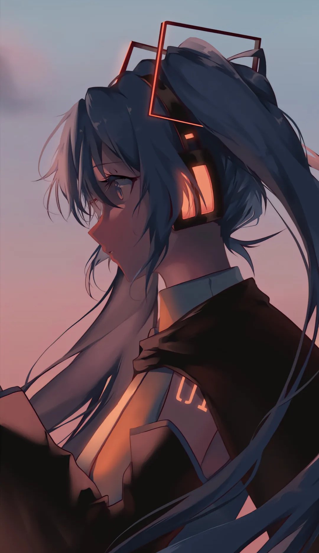 海边的落日余晖映照着她的侧脸,手中烟花绽放出绚烂光芒.#初音