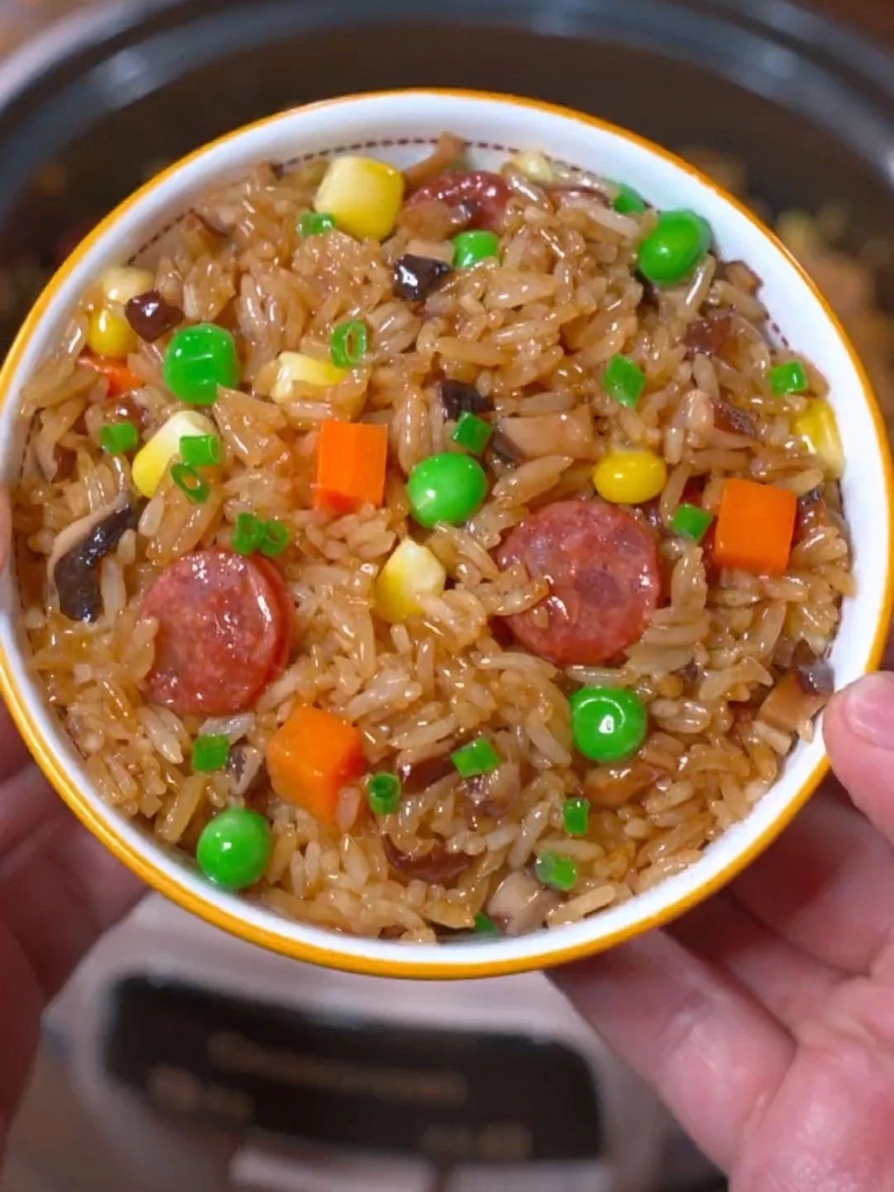 腊肉,青豆,玉米,胡萝卜相遇在蒸锅中,彼此交融