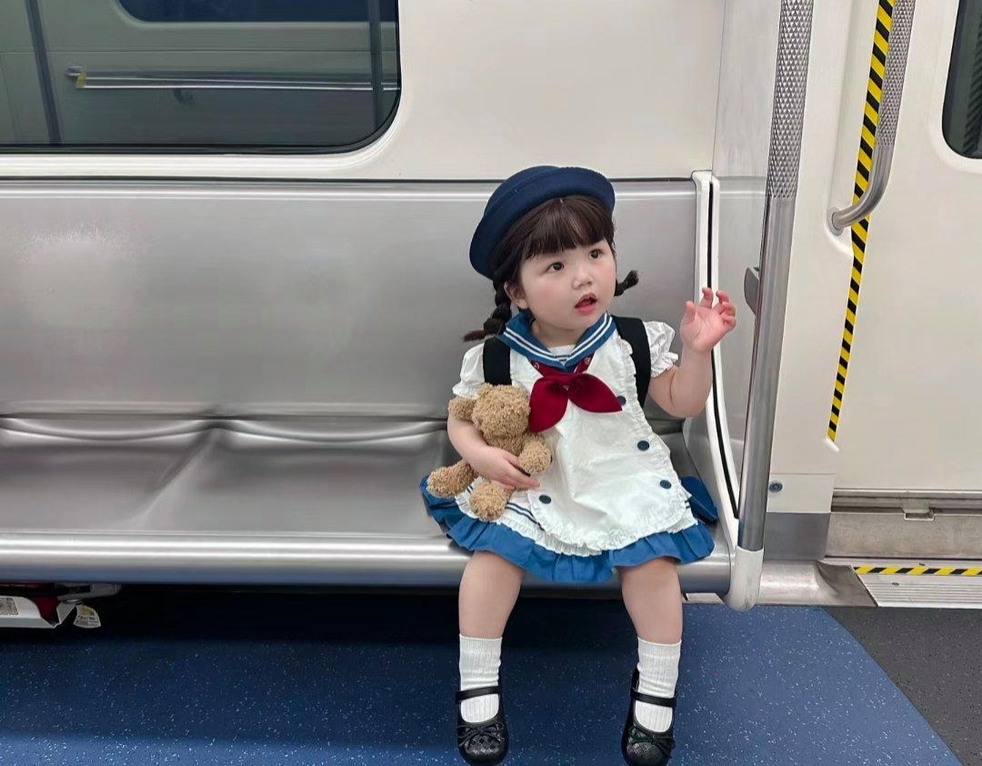 哇,这小女孩穿搭也太可爱了吧!
