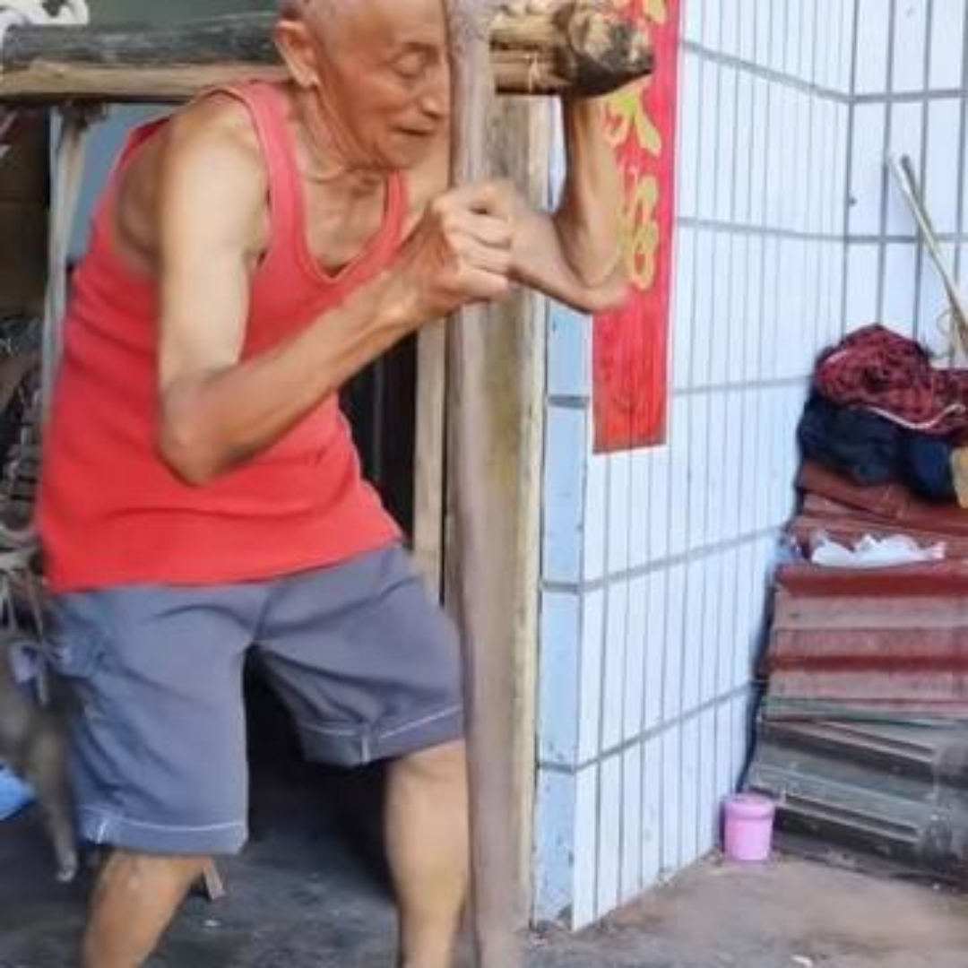 看到一对七旬老人夫妻,肩上抬着重物,走得还挺稳的,配合非常默契.