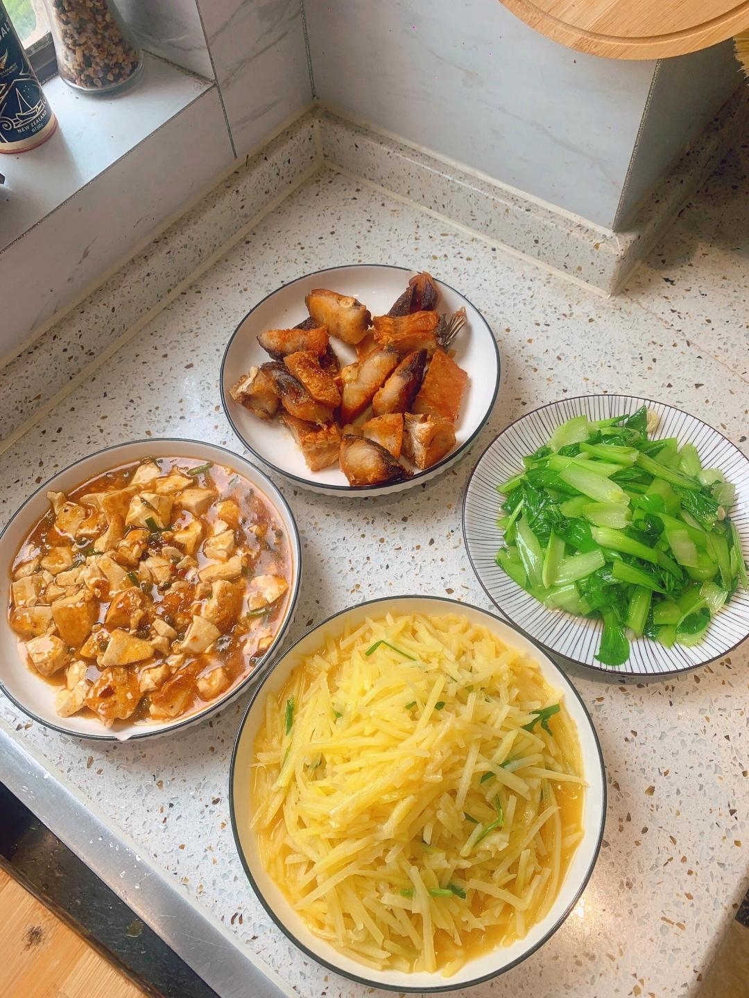 我朋友给我发过来照片,说今天他老公给她做的菜,四个简简单单的家常菜