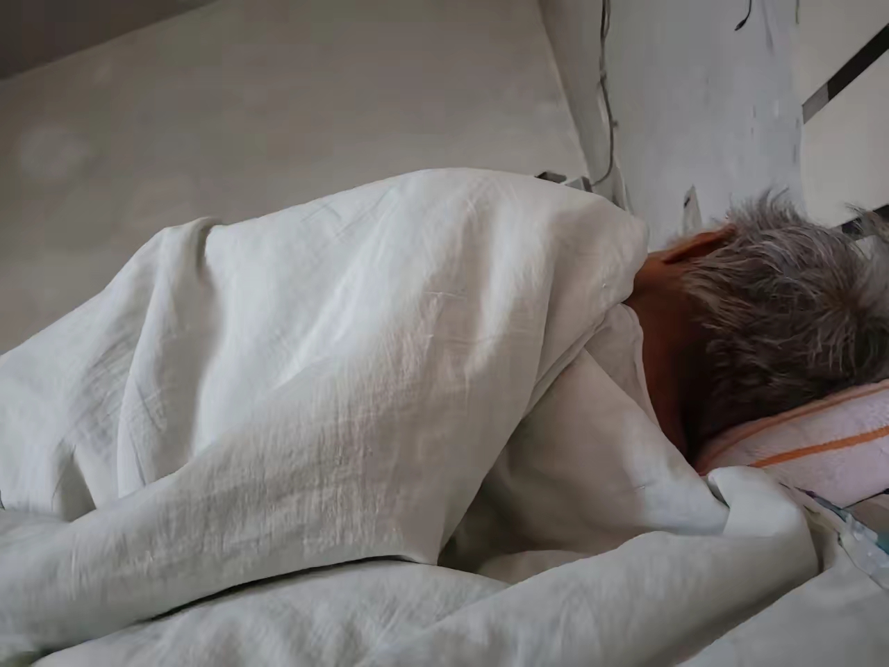 生病卧床图片清晰晚上去世了人家里睡觉吧居士死了的图片老人卧病在床