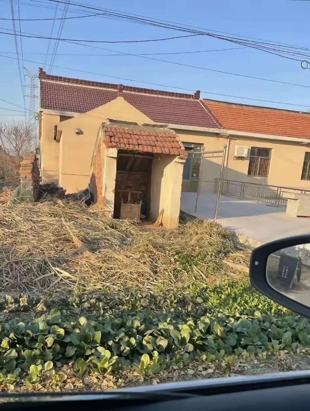 开车去江苏南通农村,路边好多这种小房子,没有门窗,面朝大路,里面正中