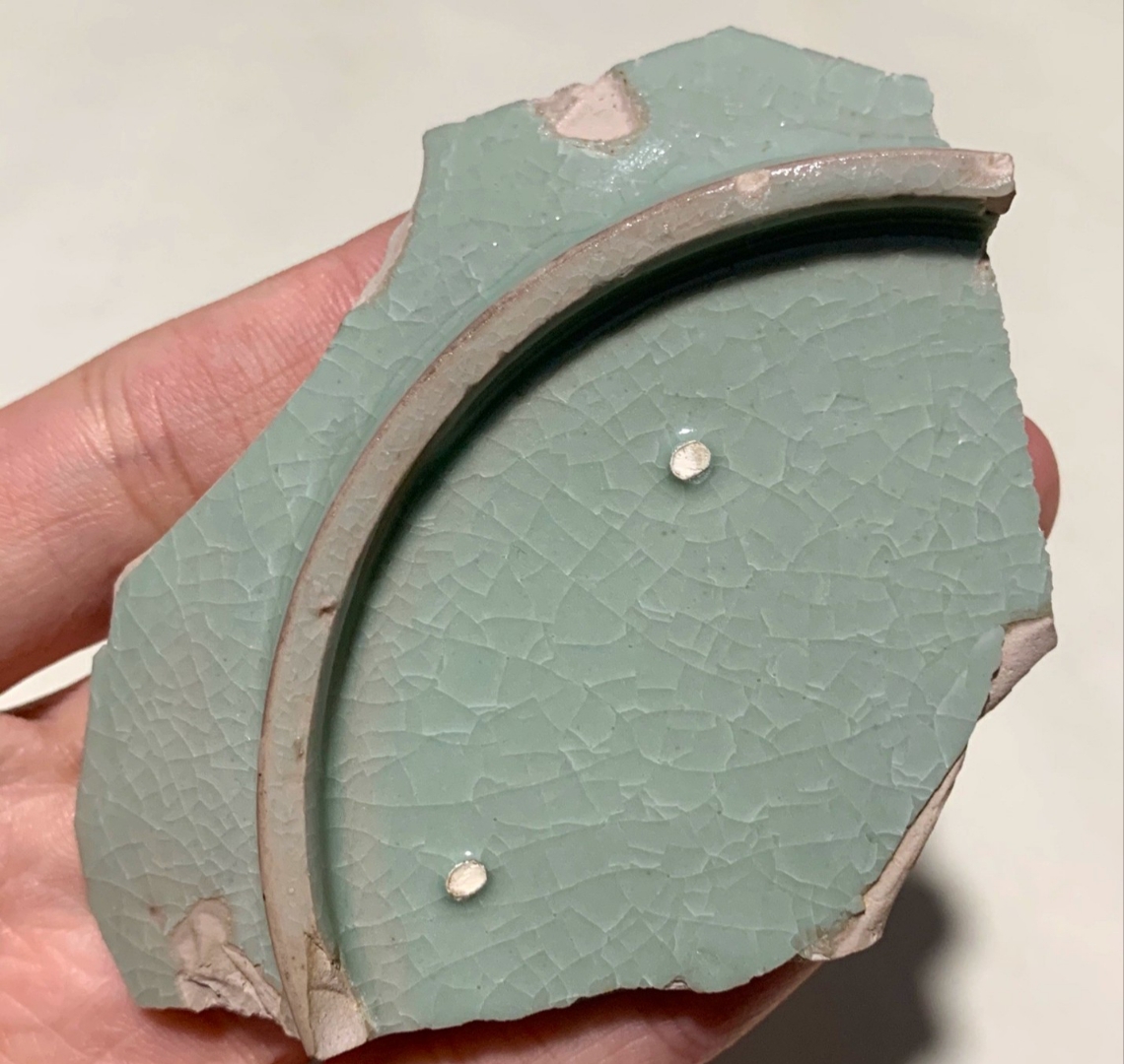 张公巷汝窑的制作技术要比清凉寺汝窑更加成熟,尤其是在胎质方面,所以