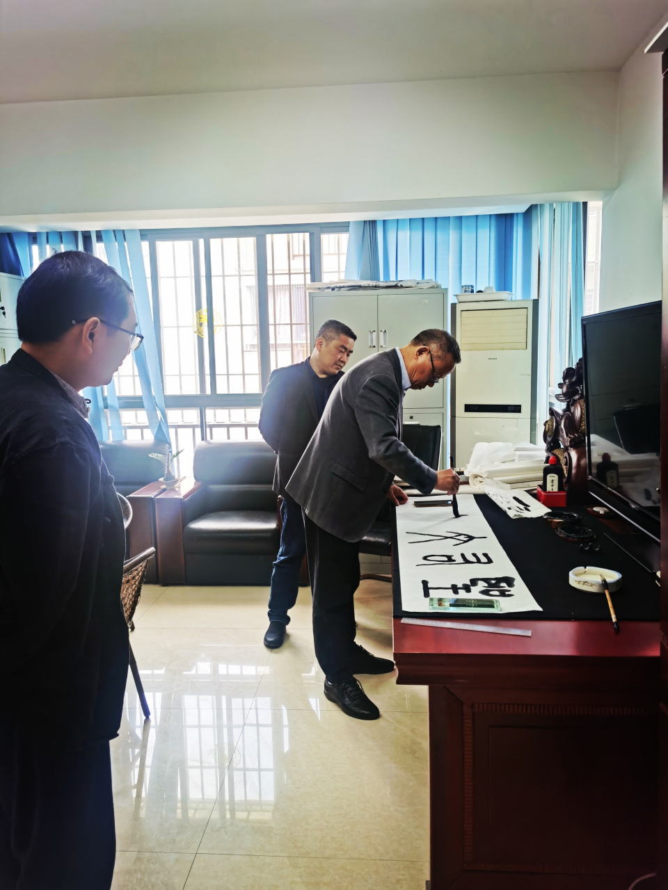 4月8日,省安办原副主任谢秀桐到访福建圣君文化交流委员会工作室,与副