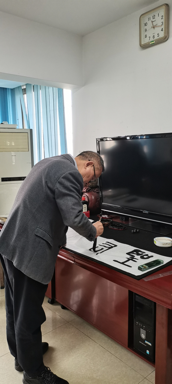 4月8日,省安办原副主任谢秀桐到访福建圣君文化交流委员会工作室,与副