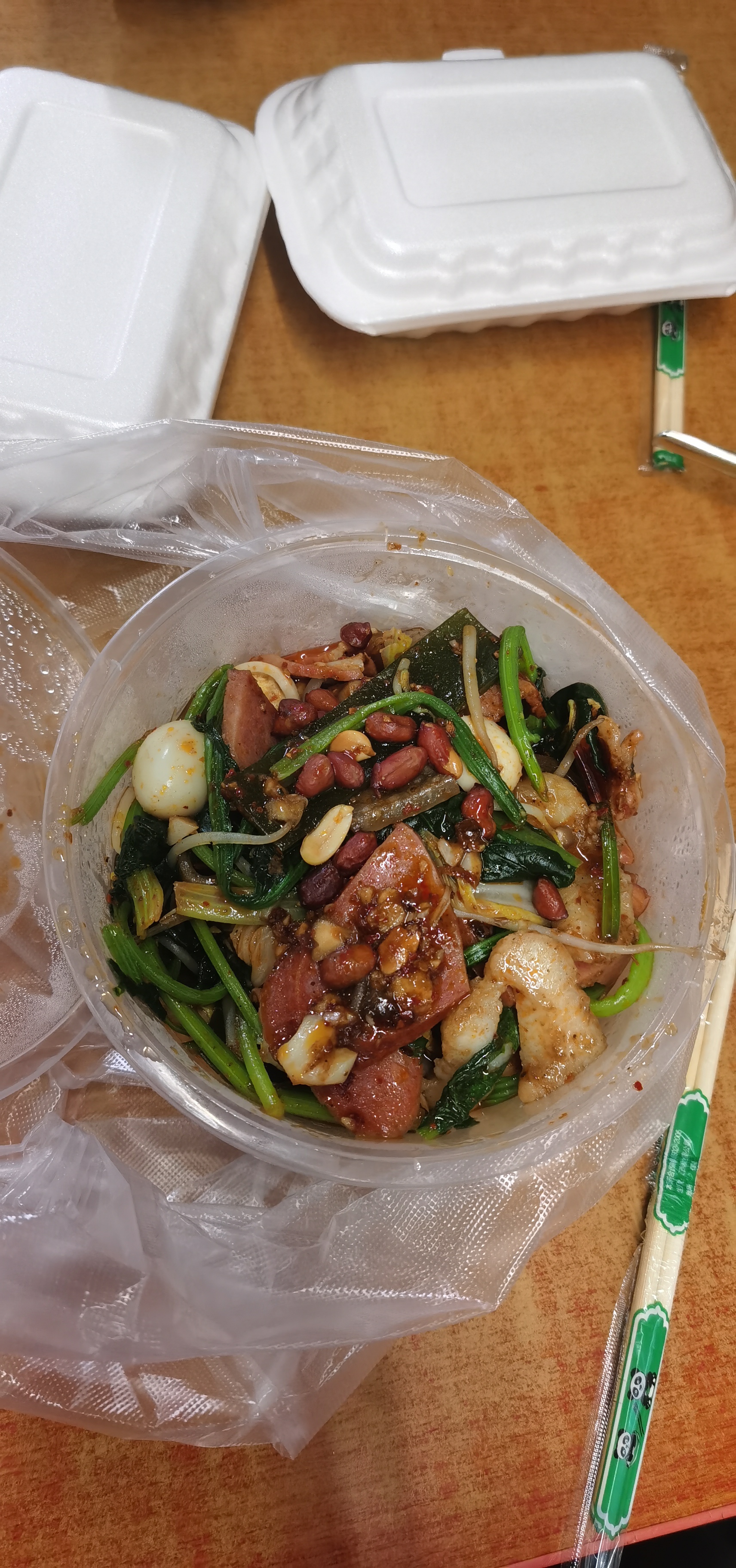 中午吃了一顿麻辣香锅,两盒大米饭,真是美味极了!