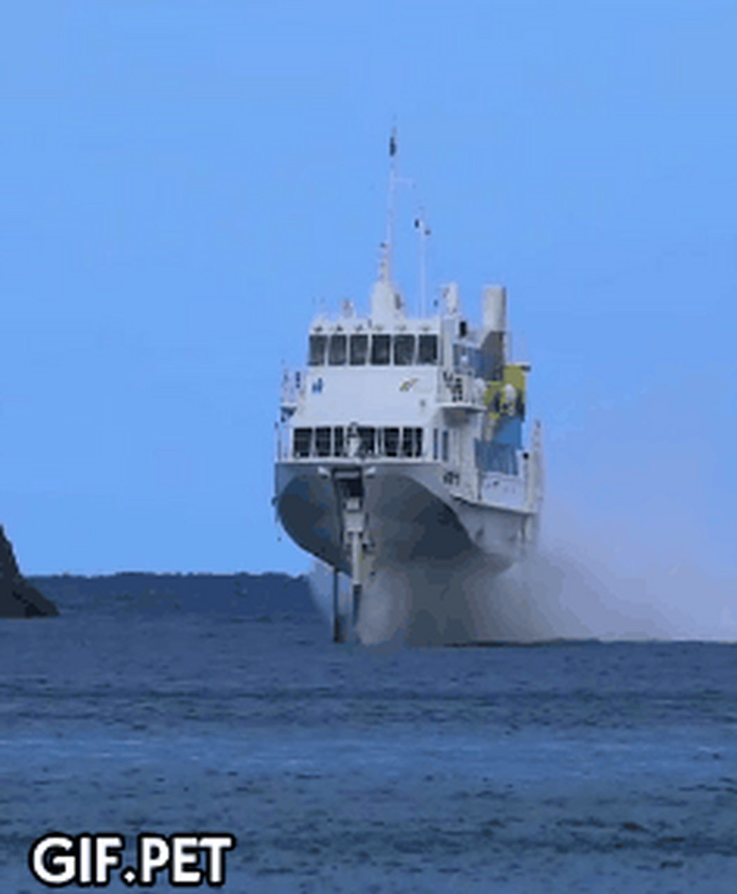 水翼船(hydrofoil)是一种高速船.船身底部有支架,装上水翼.