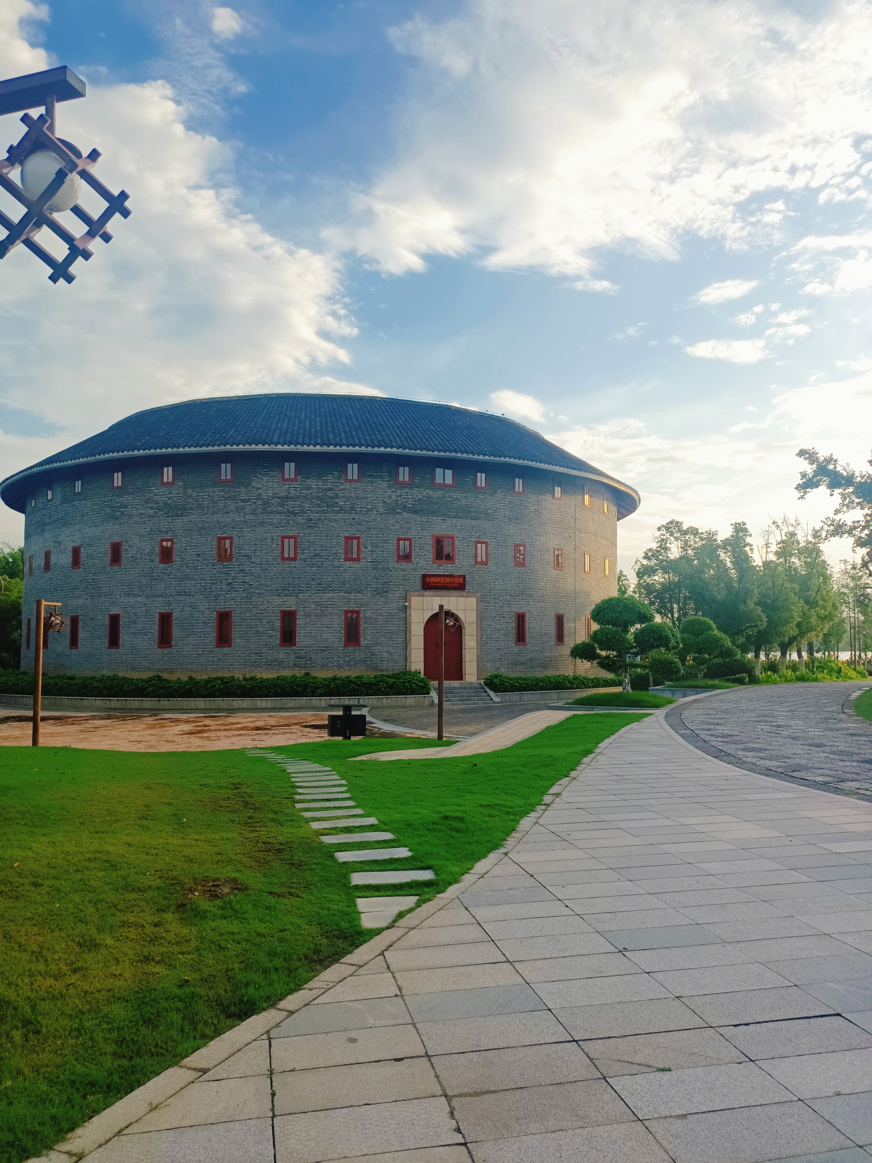 🏃‍♀️夕阳下的红色跑道,宛如一条火龙穿梭在绿意盎然的林间