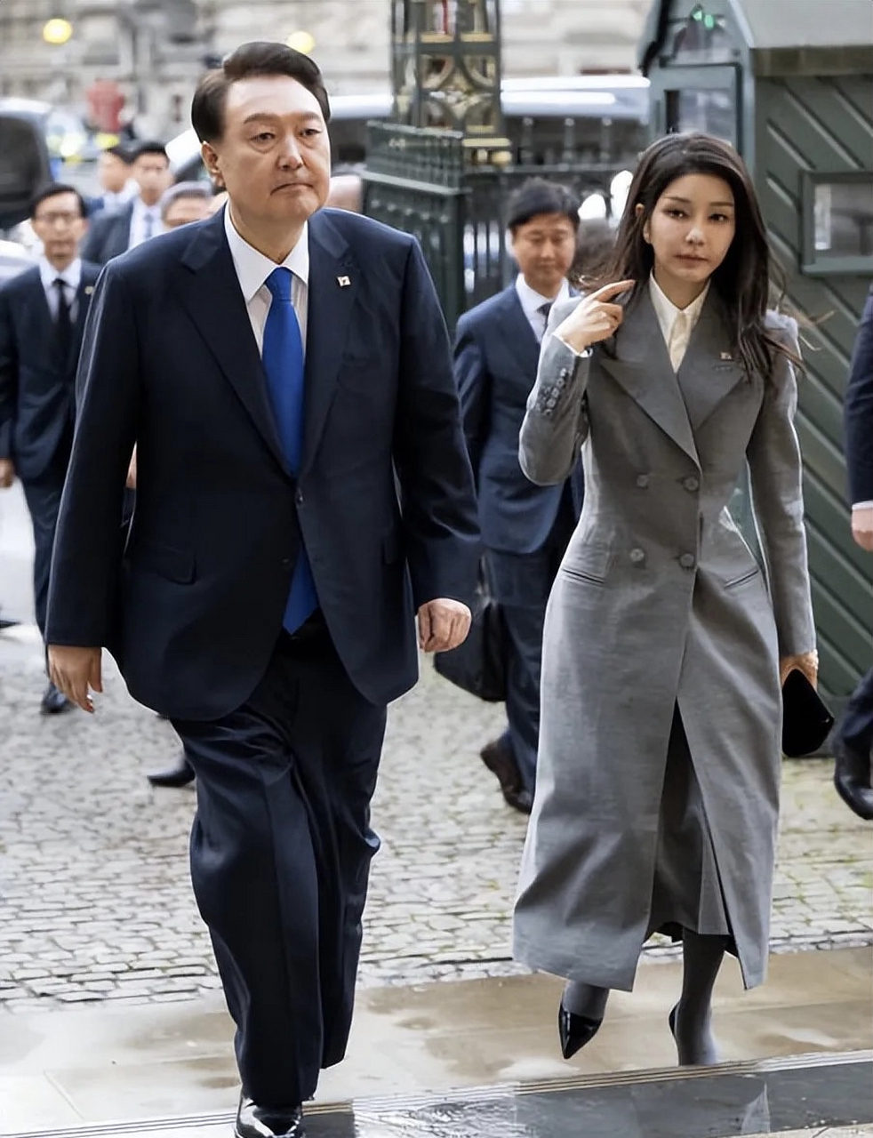 韩国总统夫人金建希到英国受到王室接待,韩国网友说第一夫人不仅冻龄