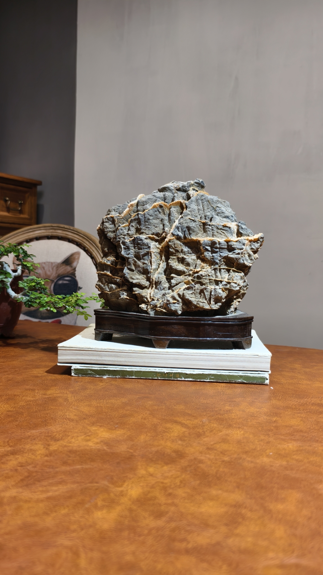 案头这方灵璧滴水莲花石,是宋式山水的立体凝缩