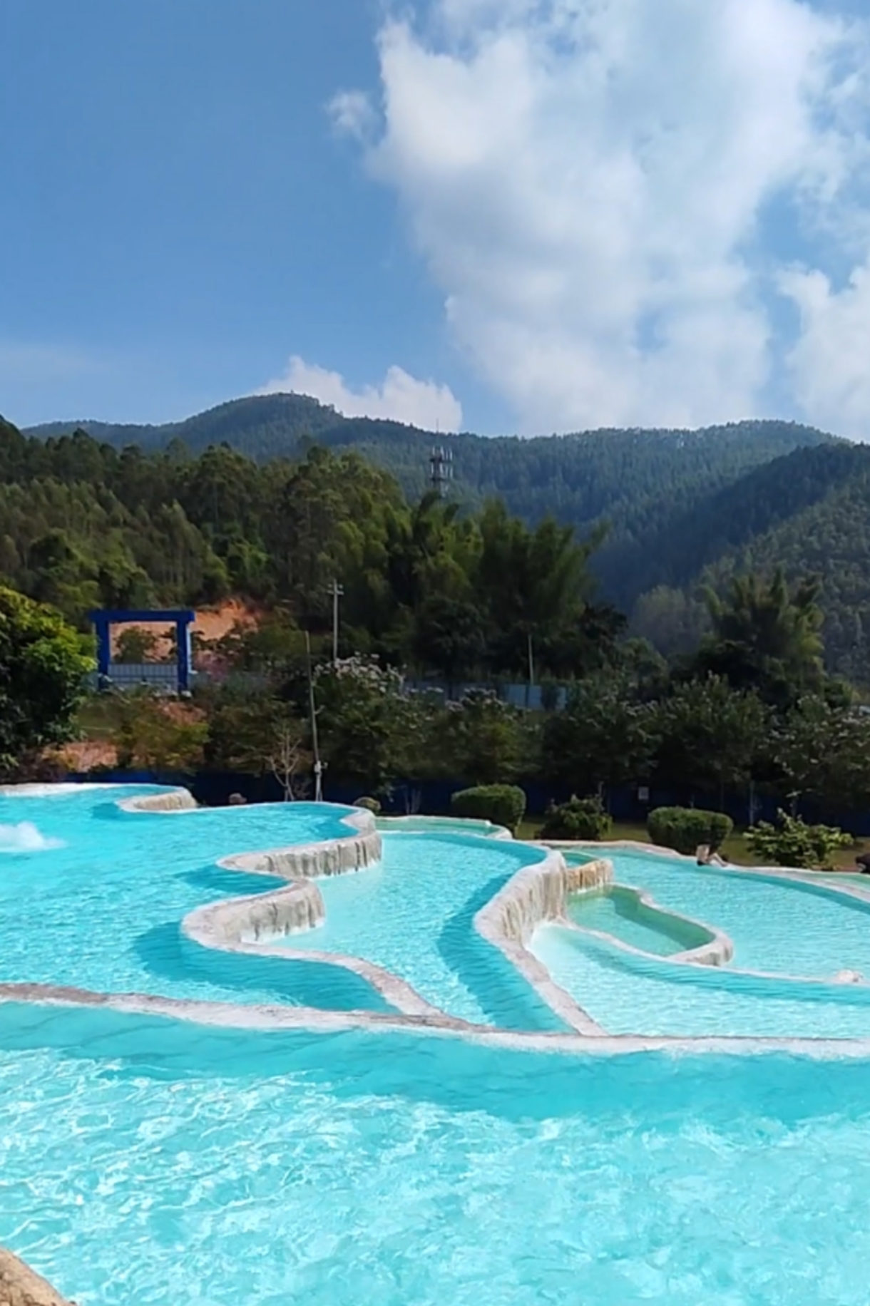 打卡防城港十万大山布透温泉,三面青山环抱,一水碧波荡漾.