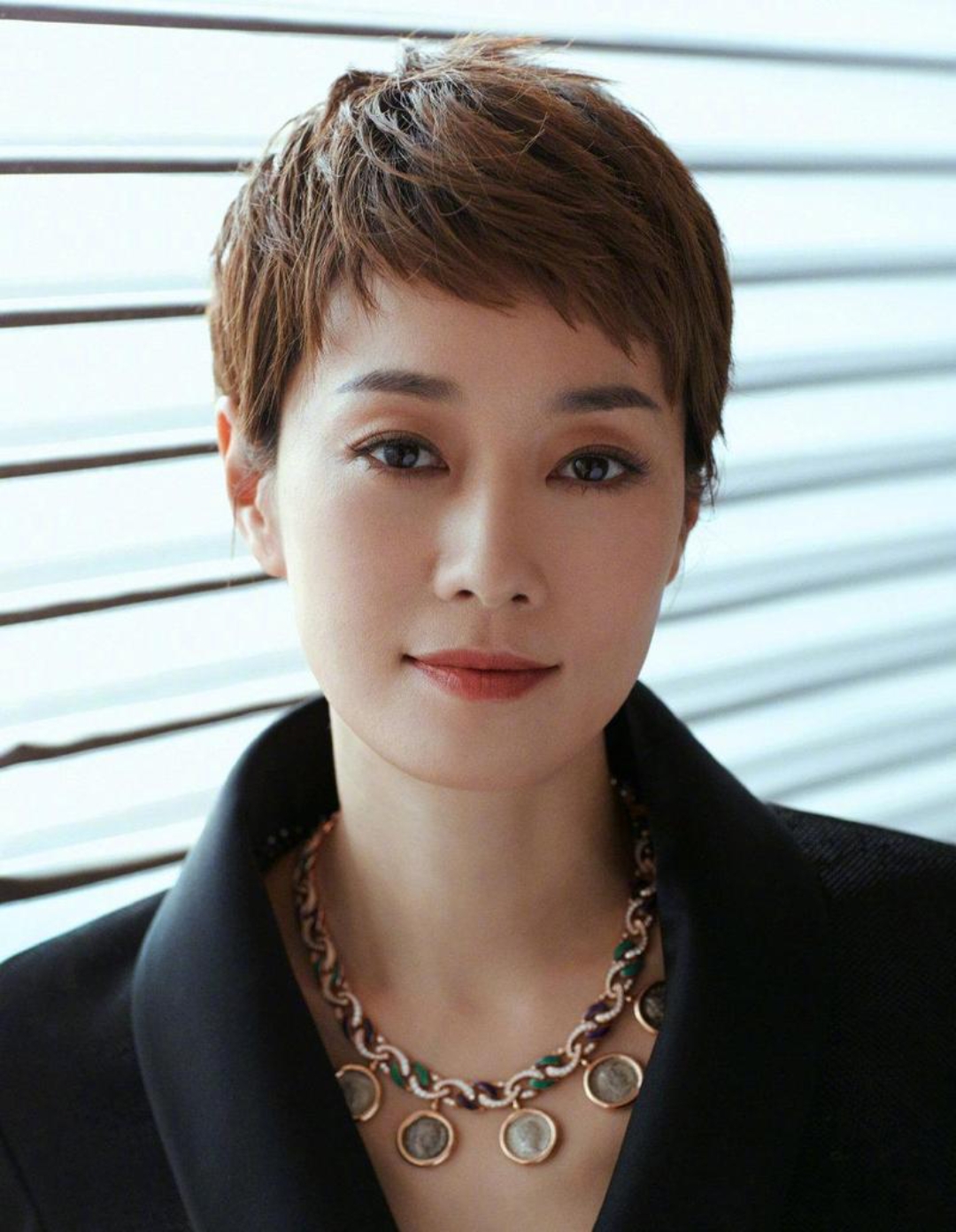 当年《奋斗》里的夏琳,那一头短发,飒爽又独立,倔强得很,多少小姑娘