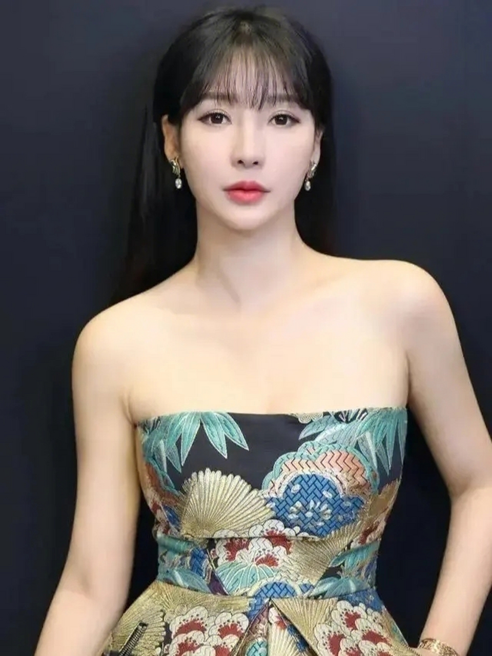 明星故事# 人间蒸发片中柳岩着和服浴袍,与未婚夫在温泉旅馆走廊中