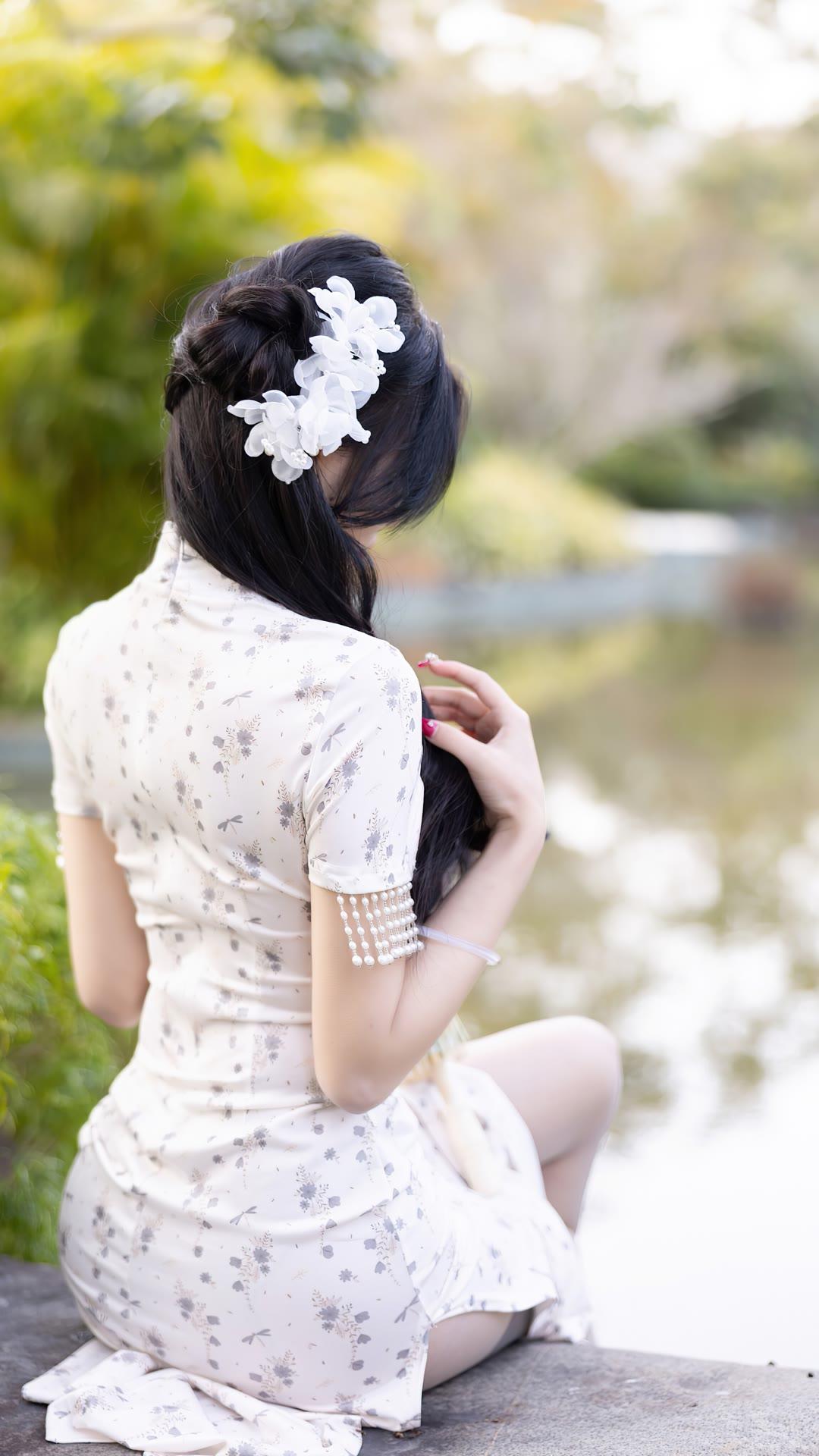 旧上海的弄堂里,她踩着细高跟,背影渐远,只余下月光与绸缎的私语