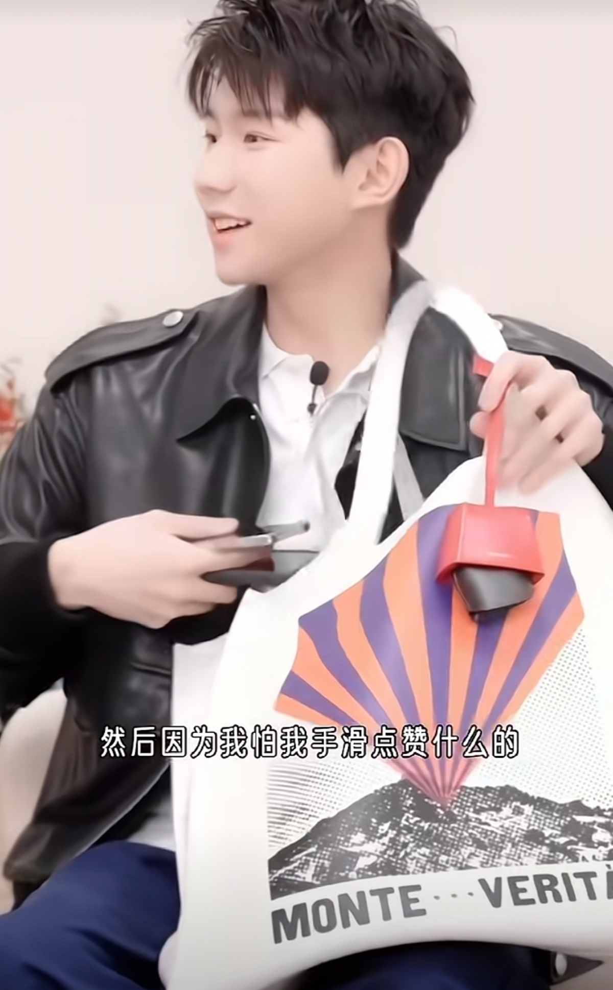王源自爆有两个手机!  因为怕手滑点赞用!