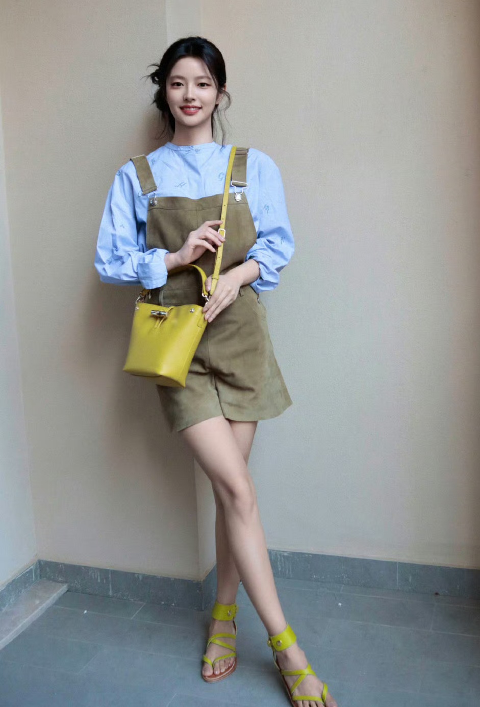 徐若晗好美的大长腿 "徐若晗今日份的随性搭配,蓝衬衫与工装短裤的