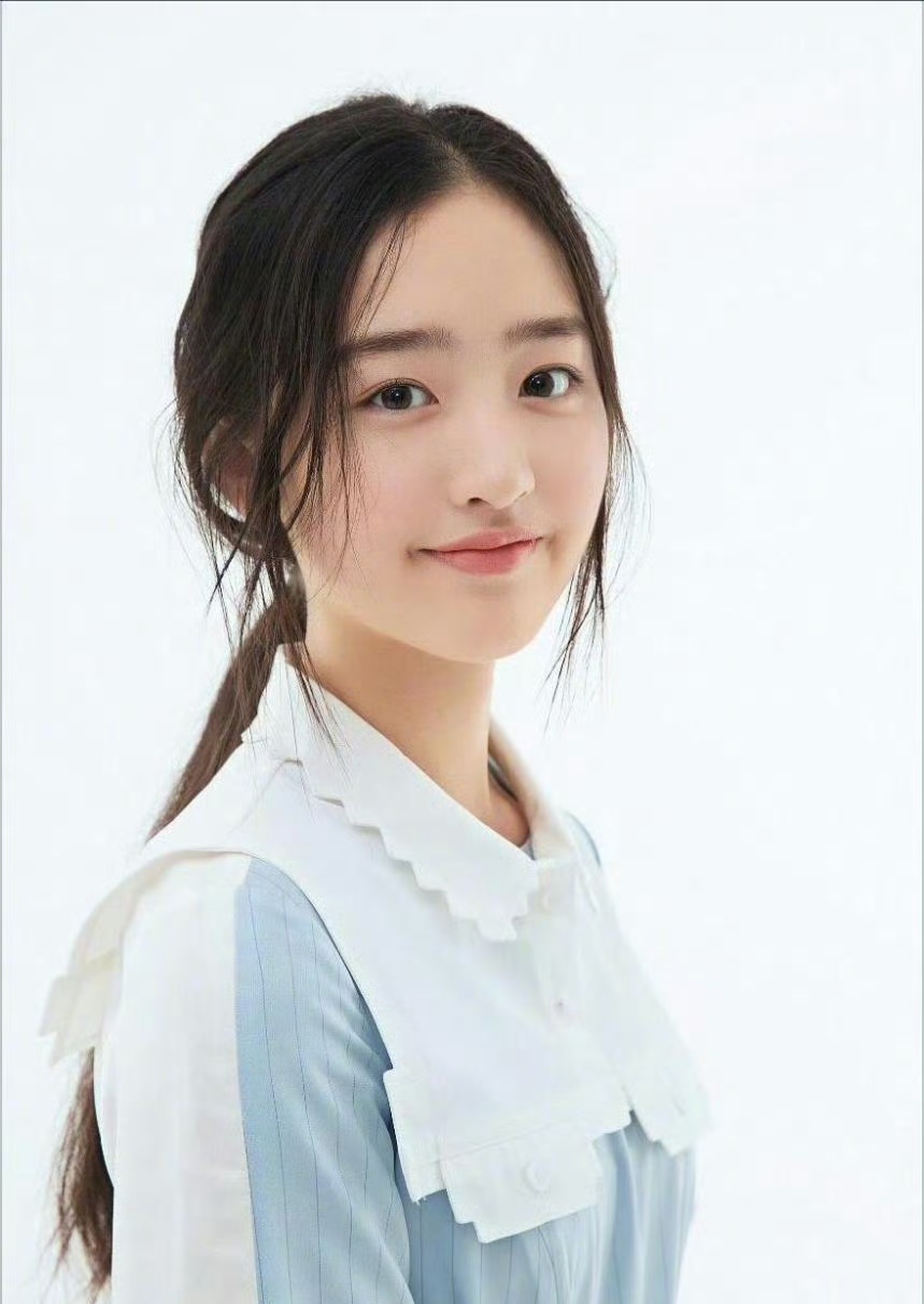 邓恩熙的出道公式照,好韩系的一组,大概是不被李飞抓去也会被李秀满抓