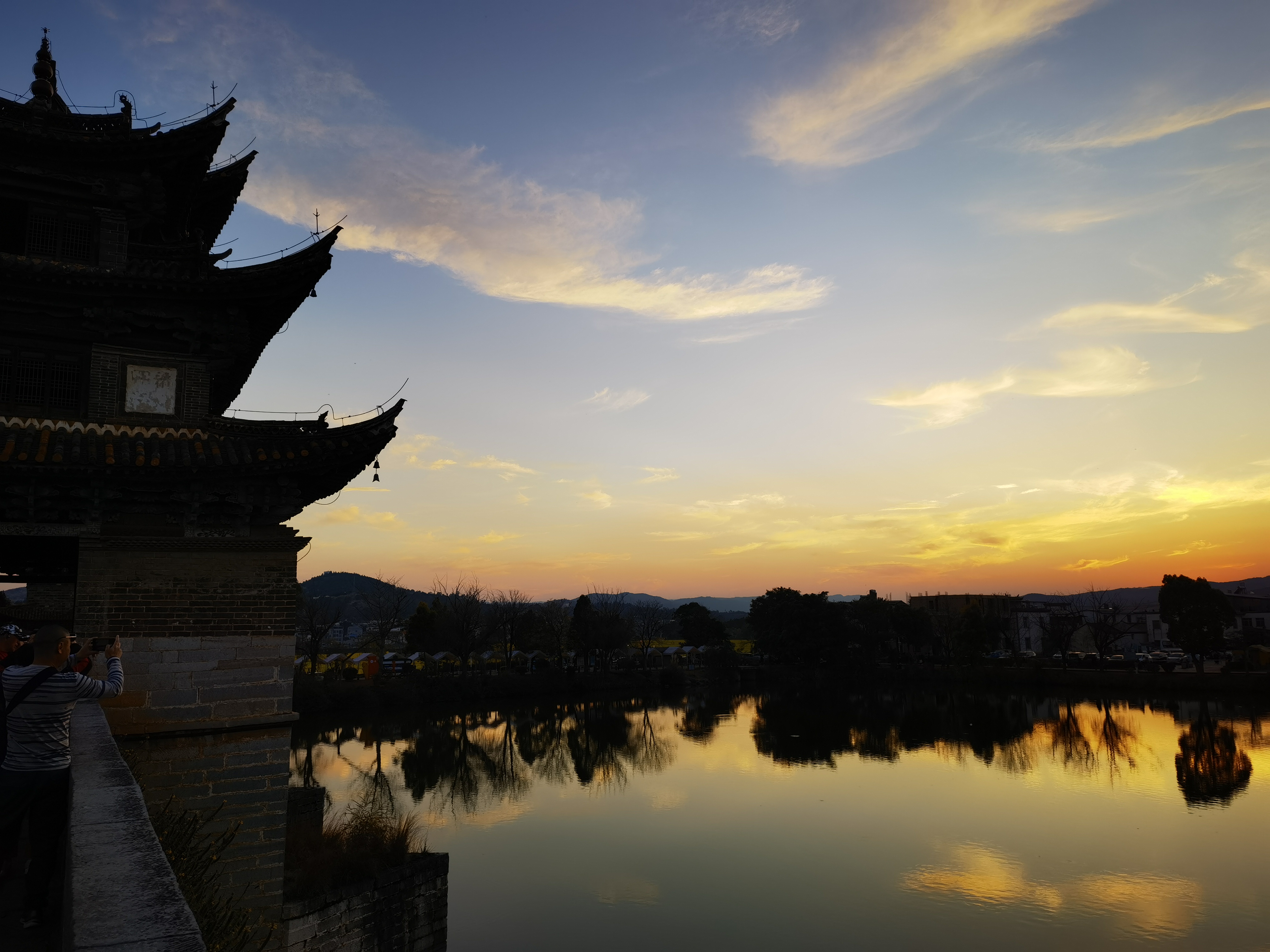 云南建水双龙桥,位于泸江河,塌冲河交汇处,因两河如双龙蜿蜒而得名