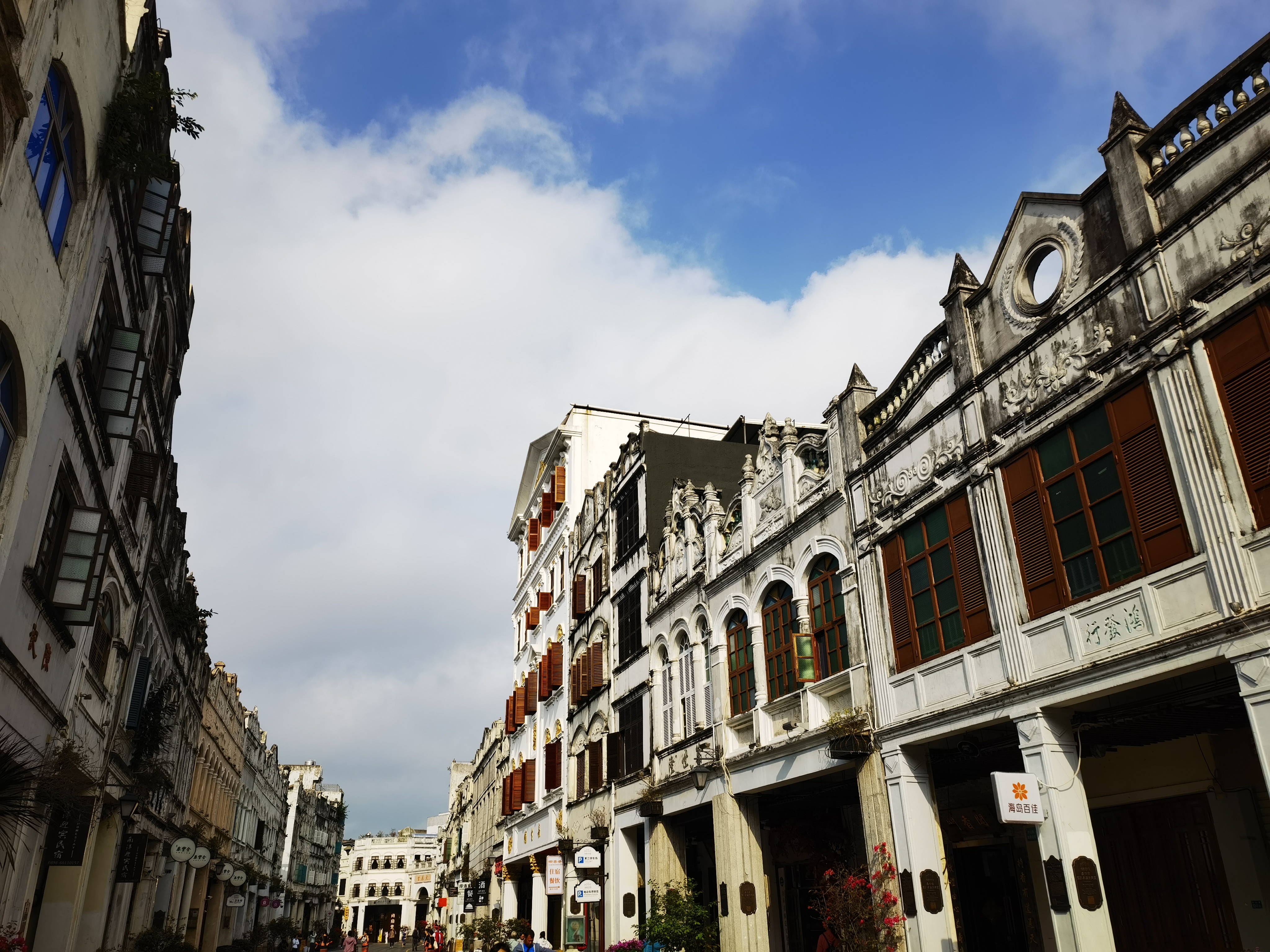 海口骑楼老街,漫步其中,仿佛穿越回那个繁华的年代.