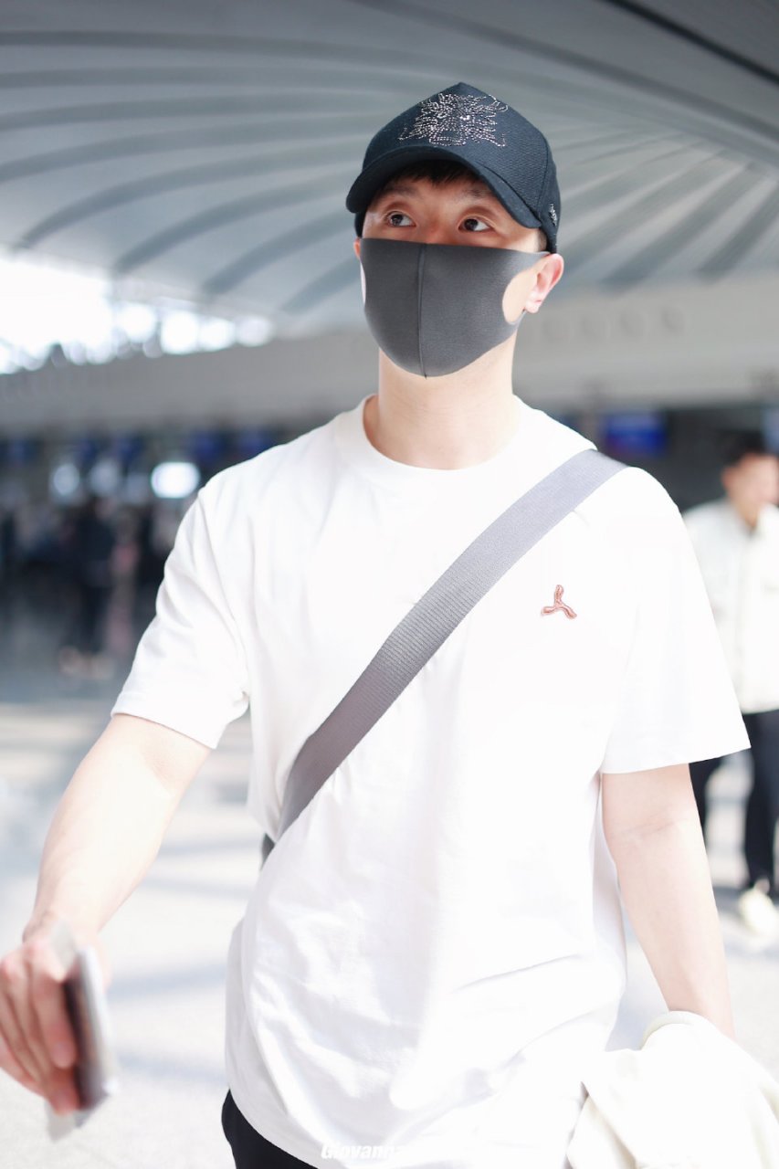 4月12日马龙机场在出发,这穿搭太帅气了,机场最靓的仔.