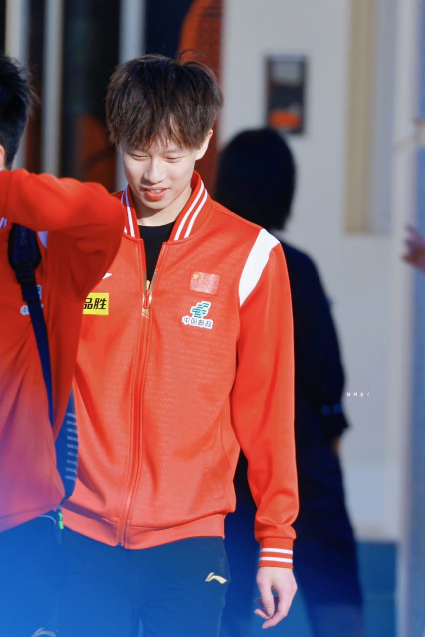 1月9日两林高远,樊振东,周启豪三人一起下训,这三兄弟感情真好,只要在