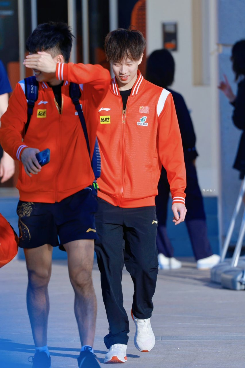 1月9日两林高远,樊振东,周启豪三人一起下训,这三兄弟感情真好,只要在