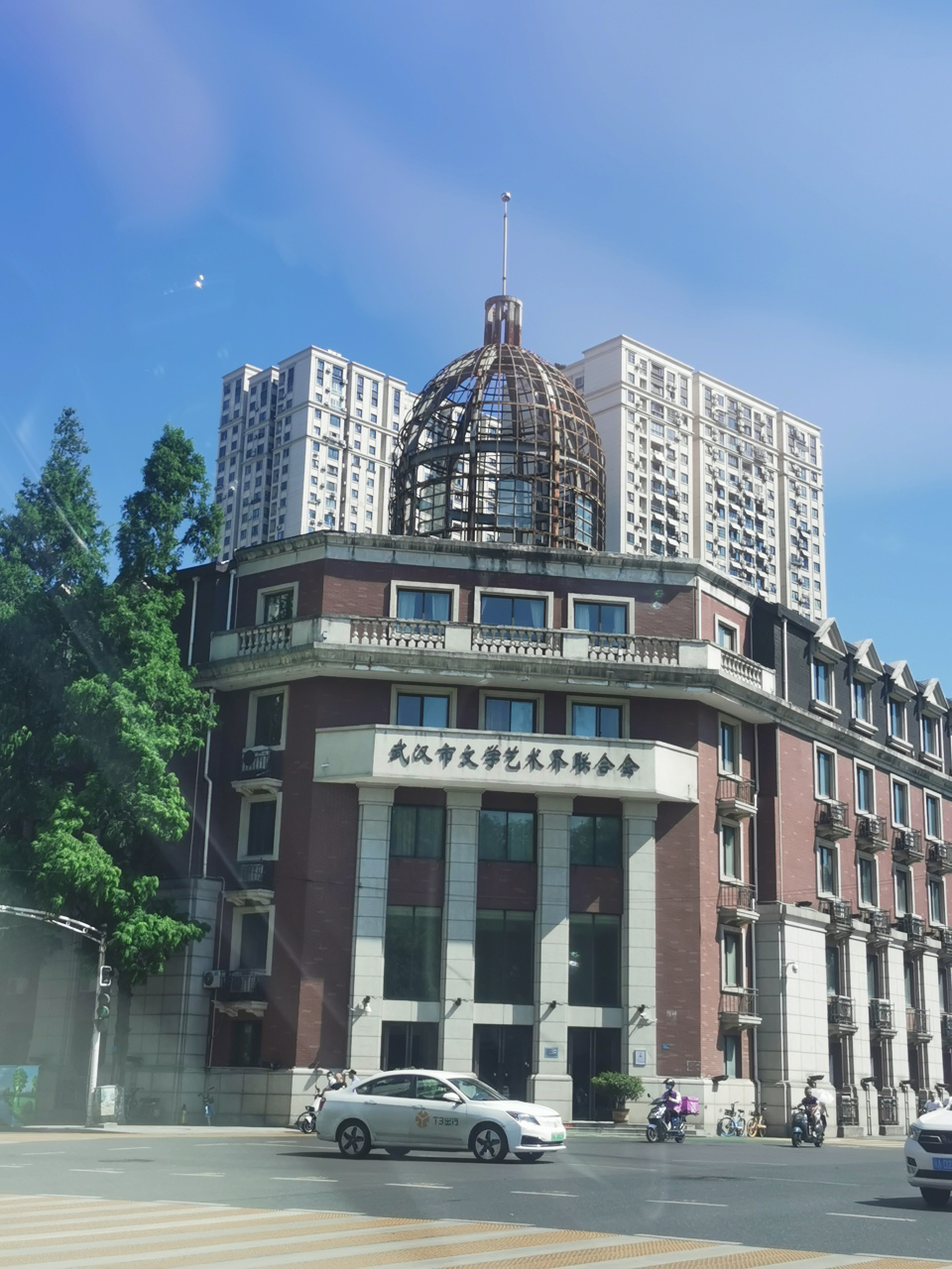 【屋顶上的"白宫帽"锈了,给武汉市文联点个赞!